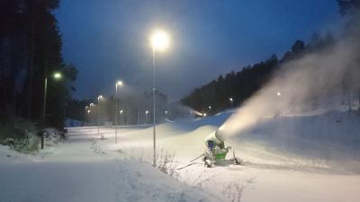 La det bli snø! Bildet er fra snøproduksjon i det nye skianlegget ved Linderudkollen & ble tatt da det kom litt snø i november