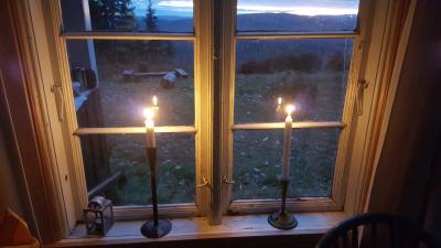 Utsikt inne fra hytta ut på tunet
